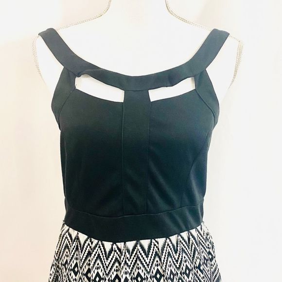 New Look Black & White Chevron Maxi Dress - Picture 4 of 10